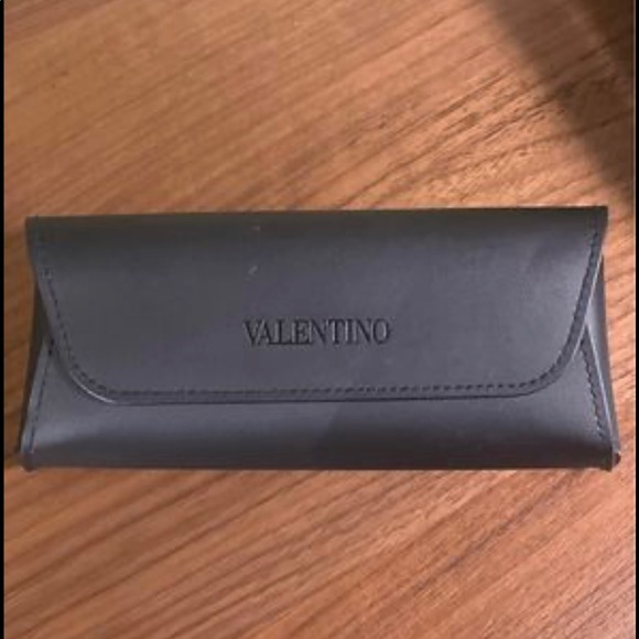 Valentino sunglasses with case - Picture 3 of 3